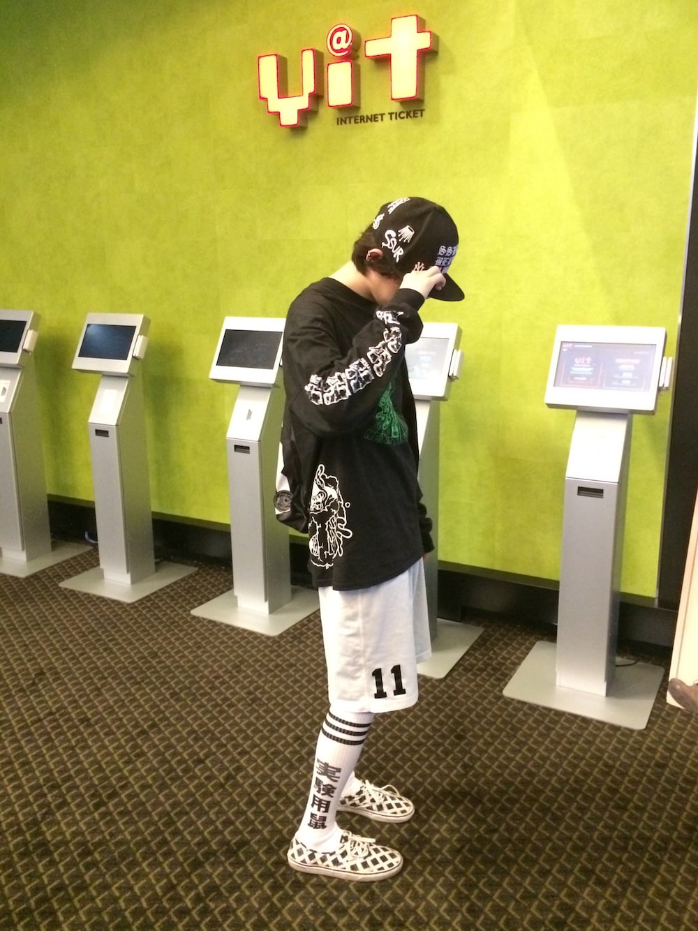「映画館、スケータースタイル、ハイソックス、実験用鼠、LABRAT、hex antistyle、帽子くん、NIKE、KENZOxVANS、白黒コーデ」｜「KENZOの【KENZO×VANS】MARBLE SQUARE AUTHENTIC（スニーカー、その他）」を使った、やんねさん（メンズ・180cm）の春コーディネートの1枚目の写真