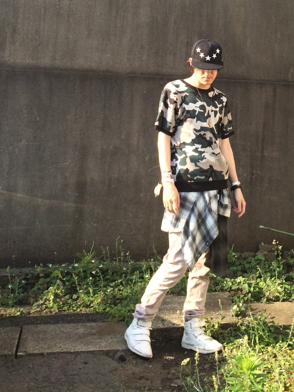 「腰巻きスタイル、エプロン、ネルシャツ、40Oz NYC、迷彩柄、帽子くん、BELLY BUTTON、夏コーデ」｜「Hex Anti Styleのエプロン（その他、グレー系）」を使った、やんねさん（メンズ・180cm）の春コーディネートの1枚目の写真
