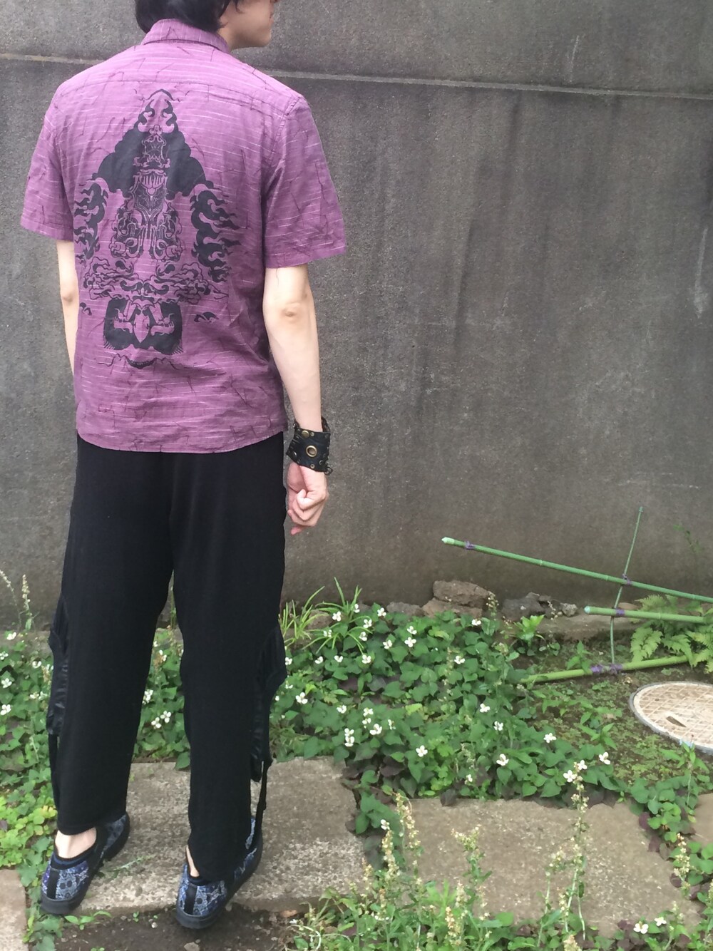 「GRIFFIN、バックプリント、紫、joshua sanders、リメイク」｜「Joshua SANDERSの14awドレススニーカー（ドレスシューズ、ブラック系）」を使った、やんねさん（メンズ・180cm）の夏コーディネートの1枚目の写真