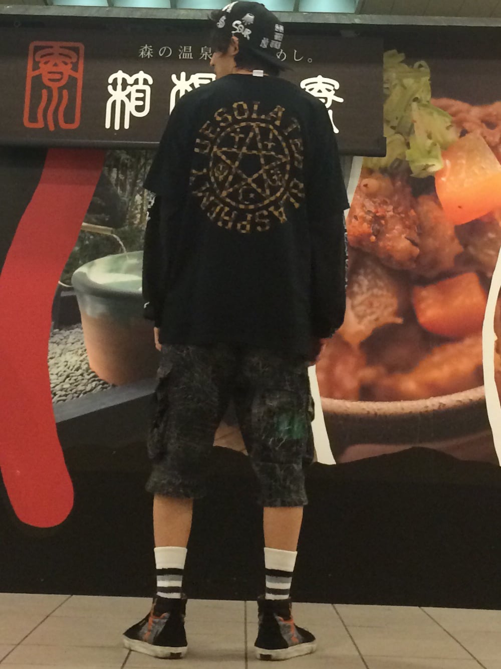 ブラック系のTシャツ/カットソー、ブラック系のTシャツ/カットソー、ブラック系のスニーカーを着用したメンズの秋コーディネートの1枚目の写真