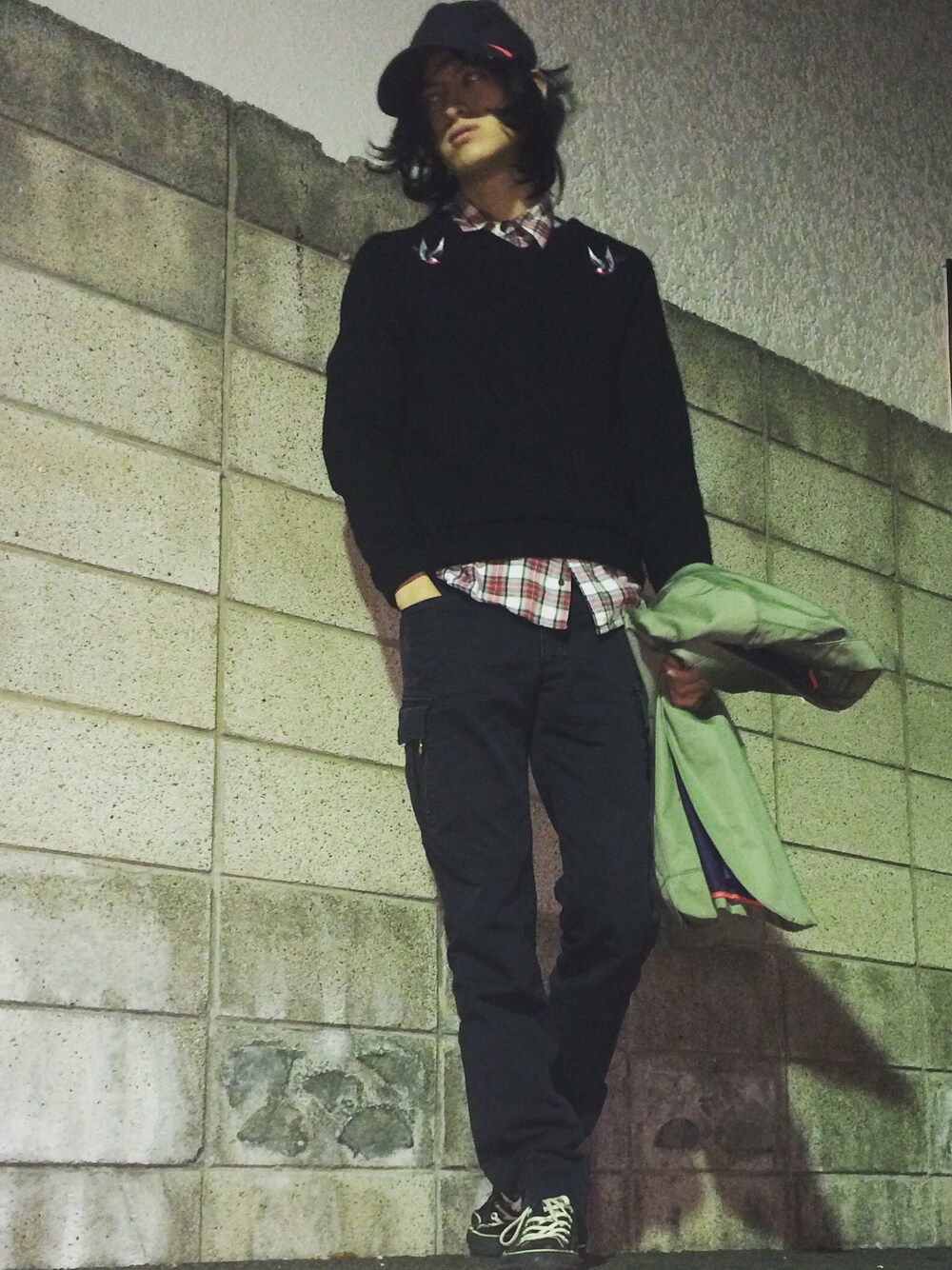 「アメカジ、ルード、シンプル、シンプルコーデ、カジュアル、crimie 、冬コーデ、ニット、黒」｜「CRIMIEのMARTIN V-NECK SWEATER（ニット/セーター、ブラック系）」を使った、やんねさん（メンズ・180cm）の冬コーディネートの1枚目の写真