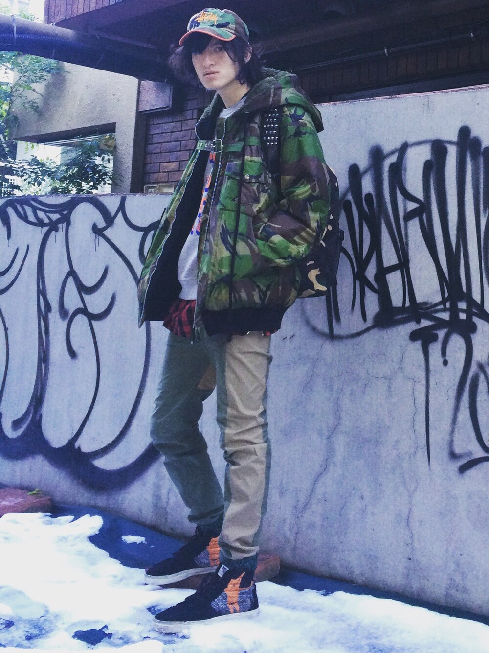 「雪、スニーカーコーデ、ラフ、カーキ、カモ柄、RENE GURSKOV、stussy、冬のコーデ、H&M、ストリートMIX」｜「Rene Gurskovの13aw（ダウンジャケット/コート、グリーン系）」を使った、やんねさん（メンズ・180cm）の冬コーディネートの1枚目の写真