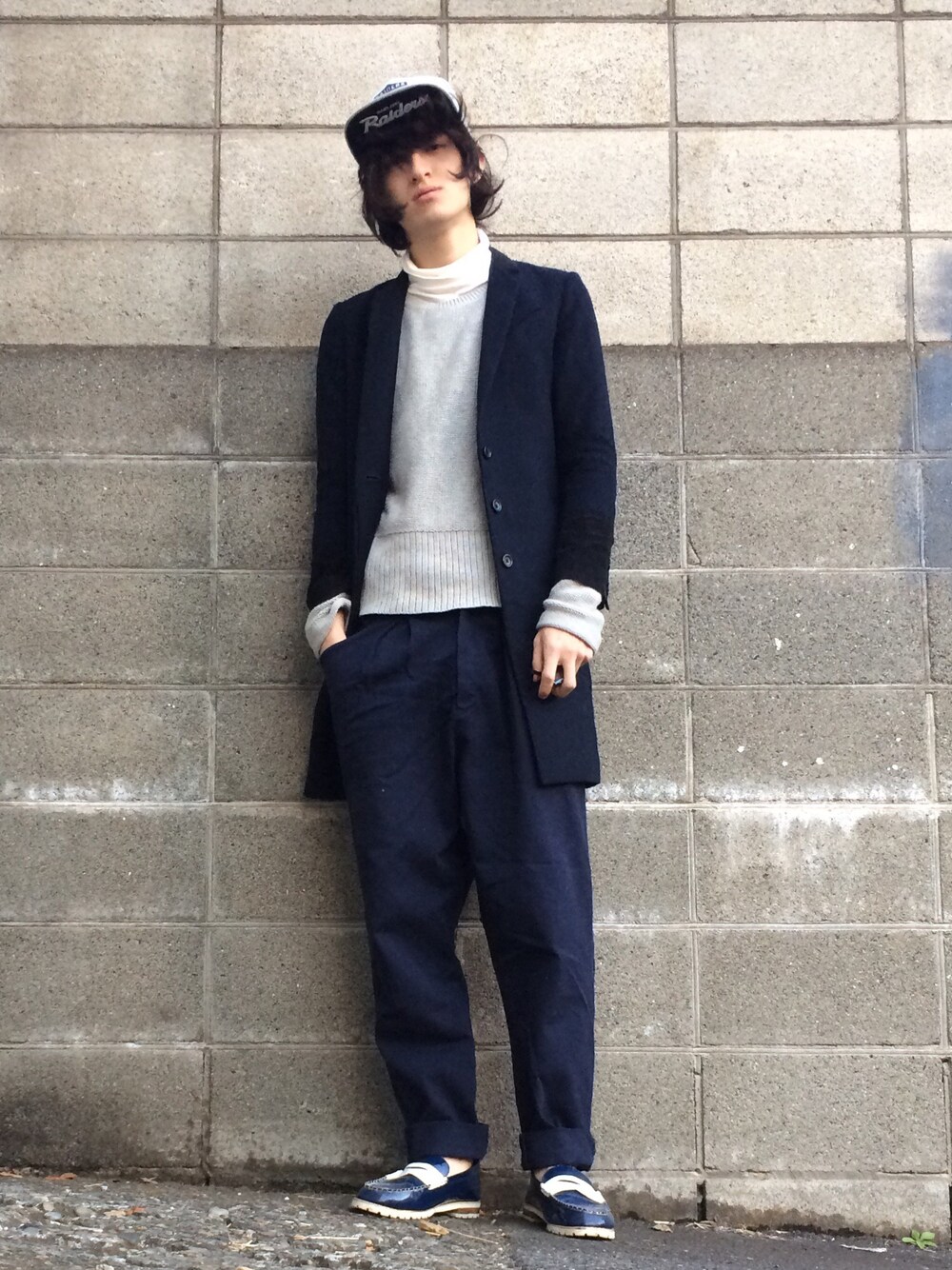 「uu、チェスターコート、春コーデ、シンプル、ロールアップ、ネイビー、ニット、ワイドパンツ、ネイビー×グレー」｜「UUのアイテム（チェスターコート、ブルー系）」を使った、やんねさん（メンズ・180cm）の冬コーディネートの1枚目の写真