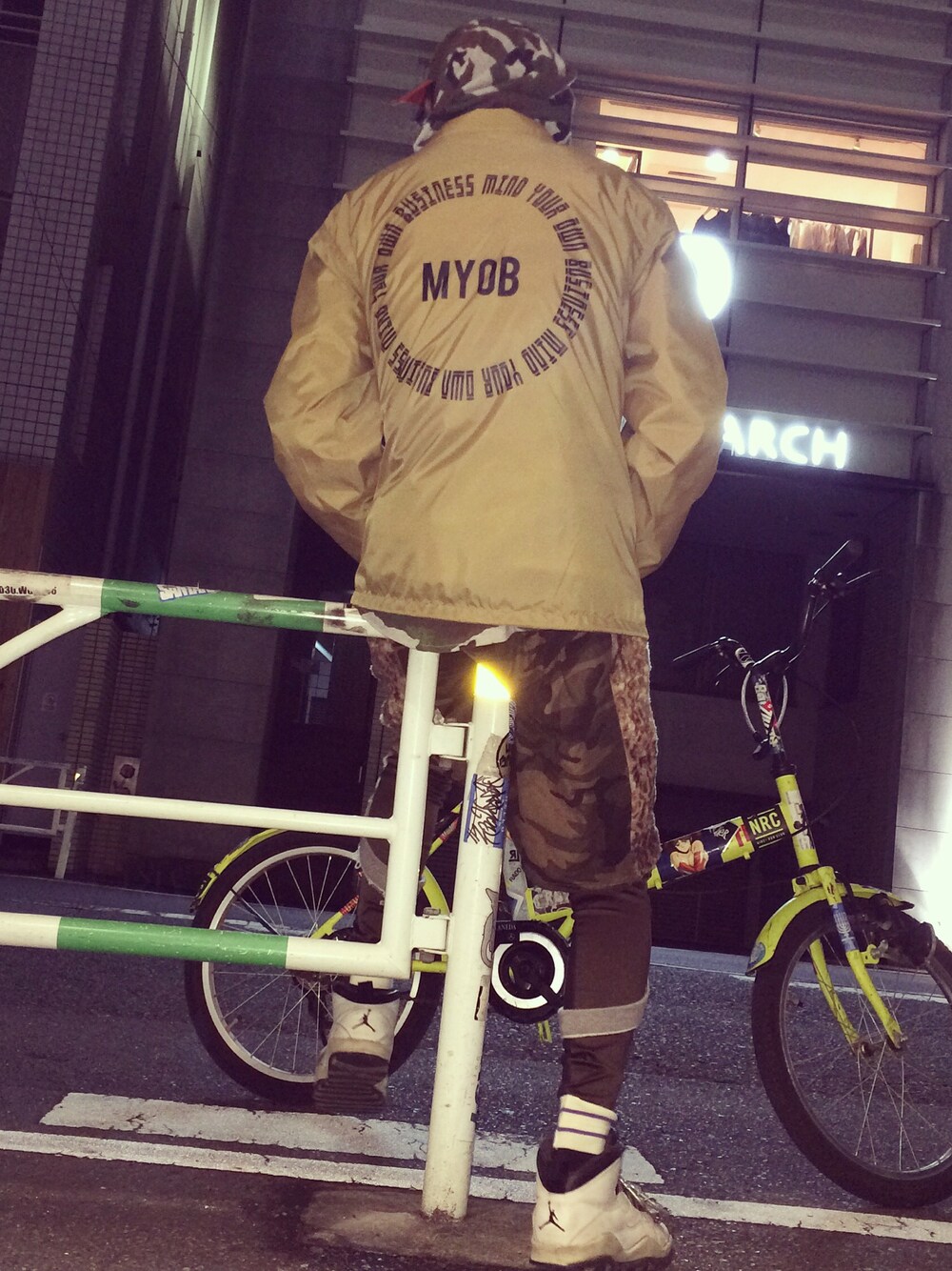 「古着、カモ柄、M.Y.O.B、バレンタインデー、AIR JORDAN、jordan10、コーチジャケット、ストリート、ナイキ、バックプリント」｜「M.Y.O.Bのアイテム（ナイロンジャケット、ベージュ系）」を使った、やんねさん（メンズ・180cm）の冬コーディネートの1枚目の写真