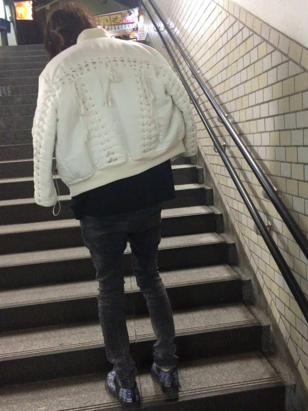 「MA-1、モノトーン、黒、シンプル、スキニー、春、デニムパンツ、g.v.g.v.、レースアップ」｜「G.V.G.V.のOVERSIZED LACE UP MA-1 BLOUSON（ブルゾン、ホワイト系）」を使った、やんねさん（メンズ・180cm）の冬コーディネートの1枚目の写真