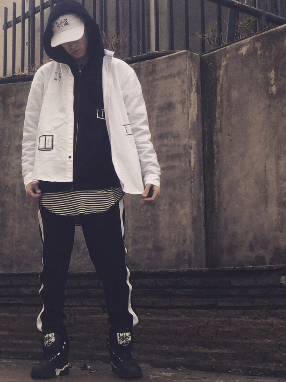 「黒スキニー、ロング丈、シャツ、白、モノトーン、ストリート、ELVIRA、ewing、パーカー」｜「EWINGのEWING ATHLETICS / 33HI RETRO（スニーカー、ブラック系）」を使った、やんねさん（メンズ・180cm）の春コーディネートの1枚目の写真