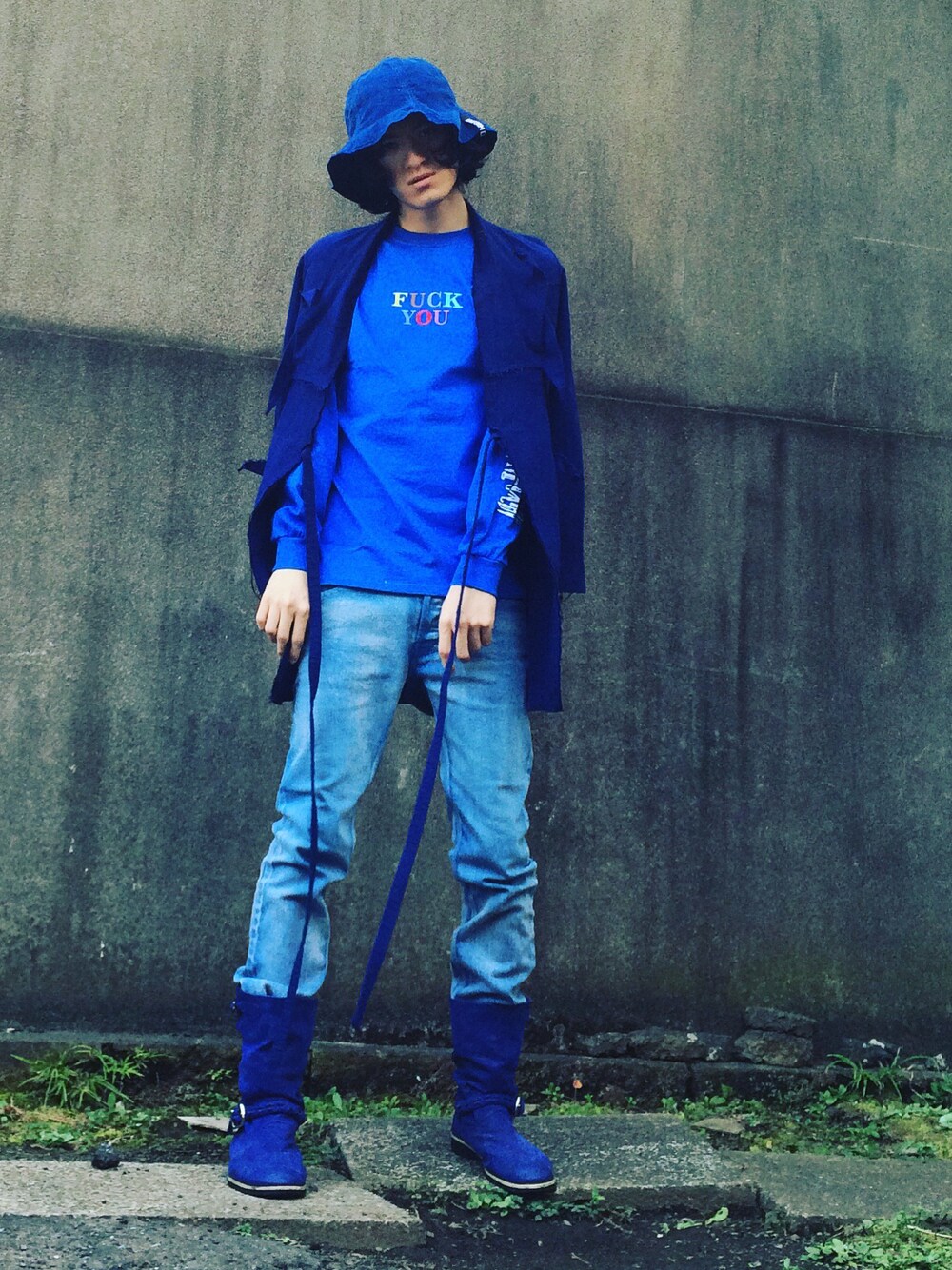 「デニムパンツ、きれいめカジュアル、シンプル、blue、青、ブルーコーデ、bernhard willhelm、uniform experiment、FUCK」｜「uniform experimentのINDIGO CORDUROY HAT（ハット、ブルー系）」を使った、やんねさん（メンズ・180cm）の春コーディネートの1枚目の写真