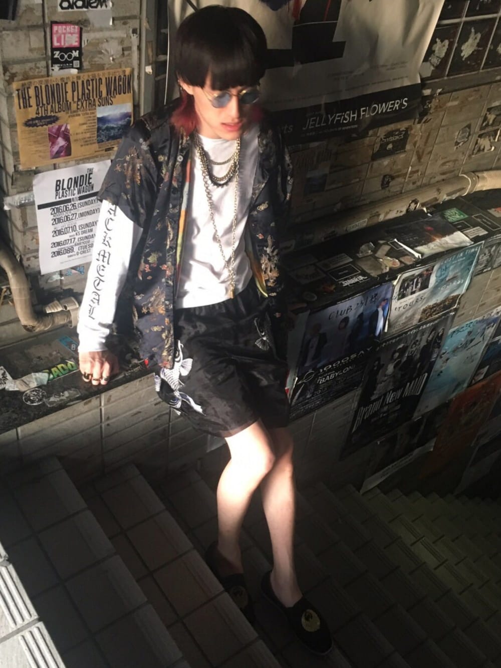 「ラフ、きれいめカジュアル、スニーカー、ブラック、自作、和柄、haight&ashbury、パーティースタイル、3.1 phillip lim、supreme」｜「VINTAGEの刺繍シャツ（シャツ/ブラウス、その他）」を使った、やんねさん（メンズ・180cm）の夏コーディネートの1枚目の写真