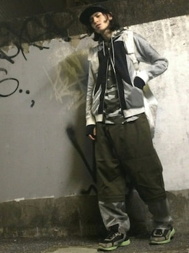 「アイテム（ナイロンジャケット、シルバー系）」を使った、やんねさん（メンズ・180cm）の春コーディネート