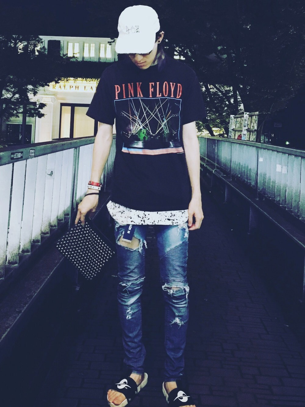 「シンプルコーデ、デニム、streetstyle、pinkfloyd、ピンクフロイド、バンドT、ツアーT、vintage、street」｜「VINTAGEのアイテム（Tシャツ/カットソー、ブラック系）」を使った、やんねさん（メンズ・180cm）の秋コーディネートの1枚目の写真