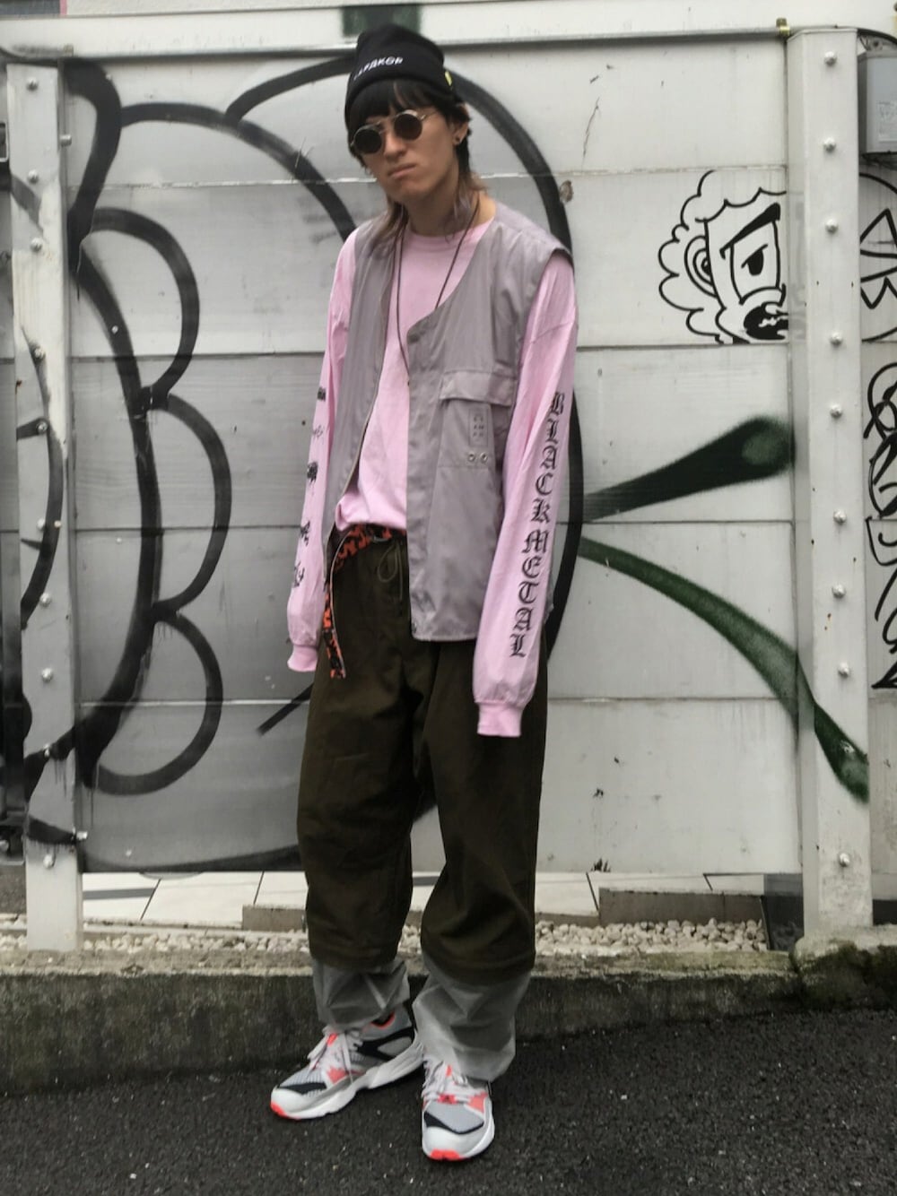 「シンプルコーデ、秋、カジュアル、ストリート、street、タックイン、ガチャベルト、Y-3、stampd'LA、gosharubchinskiy」｜「STAMPDのアイテム（トップス、シルバー系）」を使った、やんねさん（メンズ・180cm）の秋コーディネートの1枚目の写真