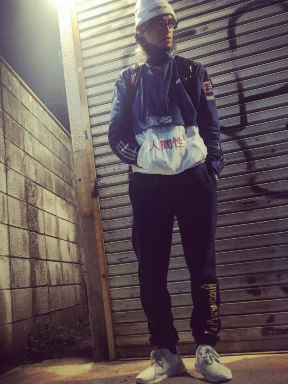 「秋コーデ、トラックジャケット、adidas、Pharrell Williams、人間性、スウェットパンツ、ダサい、gosharubchinskiy、ジョガーパンツ」｜「adidas Originalsのアイテム（ナイロンジャケット、ブルー系）」を使った、やんねさん（メンズ・180cm）の秋コーディネートの1枚目の写真