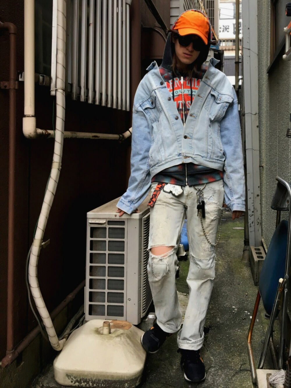 「冬、ラフ、ダメージデニムパンツ、ダメージデニム、ストリート、ビッグサイズ、anti social social club、デニムオンデニム、ウォレットチェーン、オレンジ」｜「JUUN.Jの15aw（パーカー、その他）」を使った、やんねさん（メンズ・180cm）の秋コーディネートの1枚目の写真