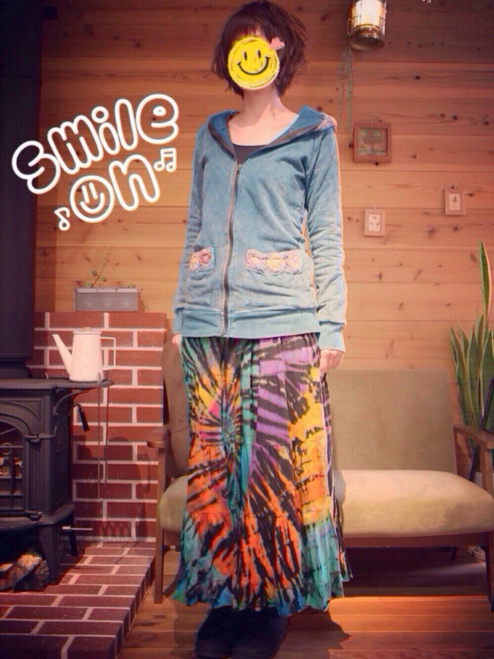 ブラック系のブーツ、ブルー系のパーカー、その他のスカートを着用したレディースの冬コーディネートの1枚目の写真