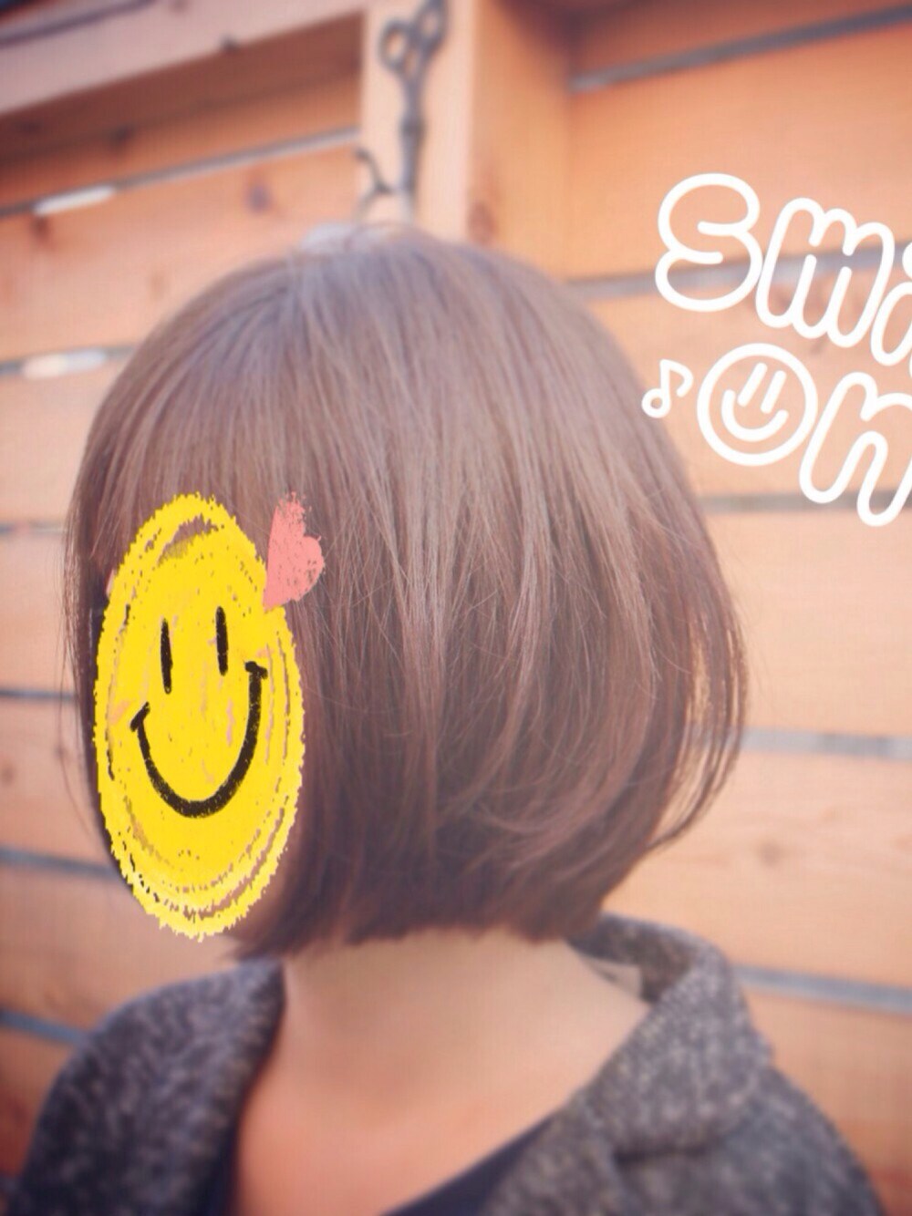 グレー系のチェスターコート、ブラック系のTシャツ/カットソー、ブルー系のその他を着用したレディースの冬コーディネートの1枚目の写真