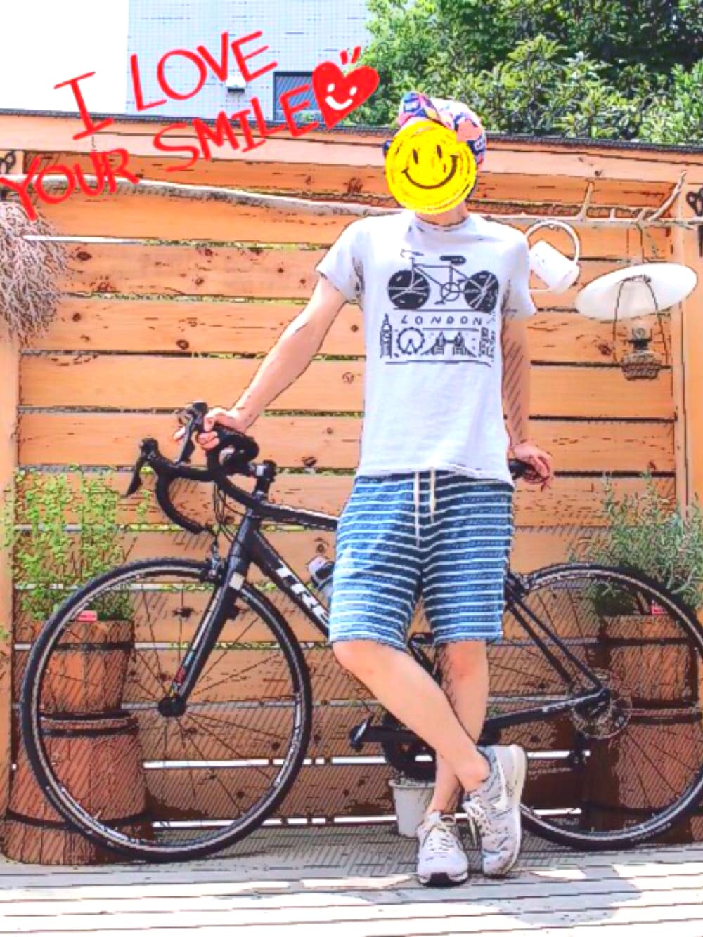 グレー系のTシャツ/カットソー、その他のその他パンツ、グレー系のスニーカーを着用したメンズの夏コーディネートの1枚目の写真