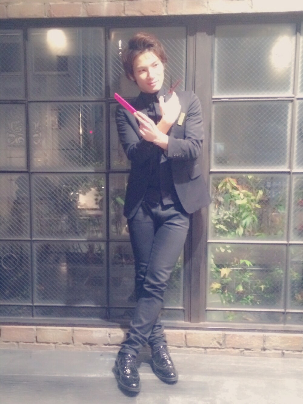 ブラック系のセットアップ、ブラック系のシャツ/ブラウス、ブラック系のブーツを着用したメンズの冬コーディネートの1枚目の写真