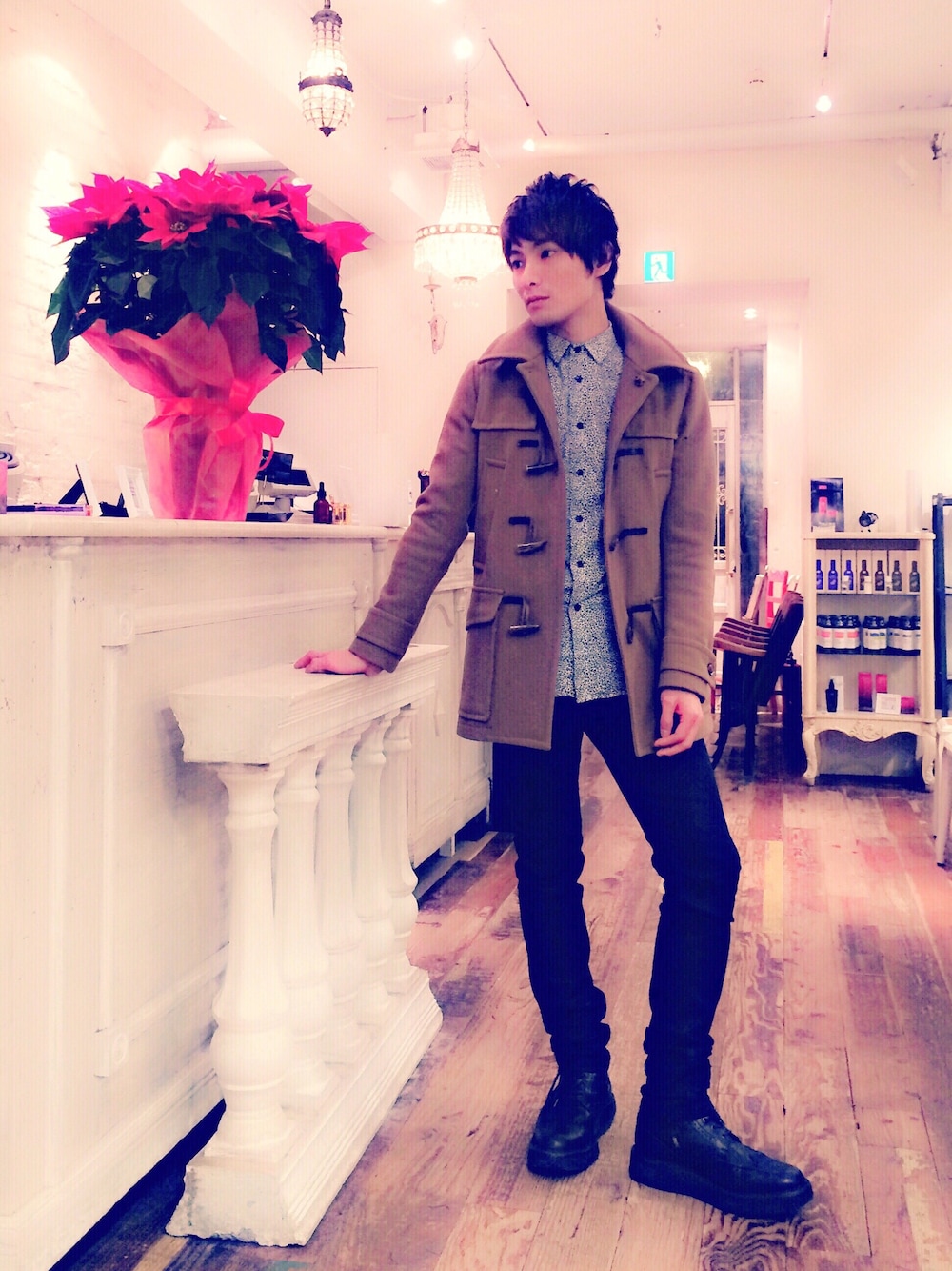 ベージュ系のダッフルコート、ホワイト系のシャツ/ブラウス、その他の福袋/福箱を着用したメンズの冬コーディネートの1枚目の写真