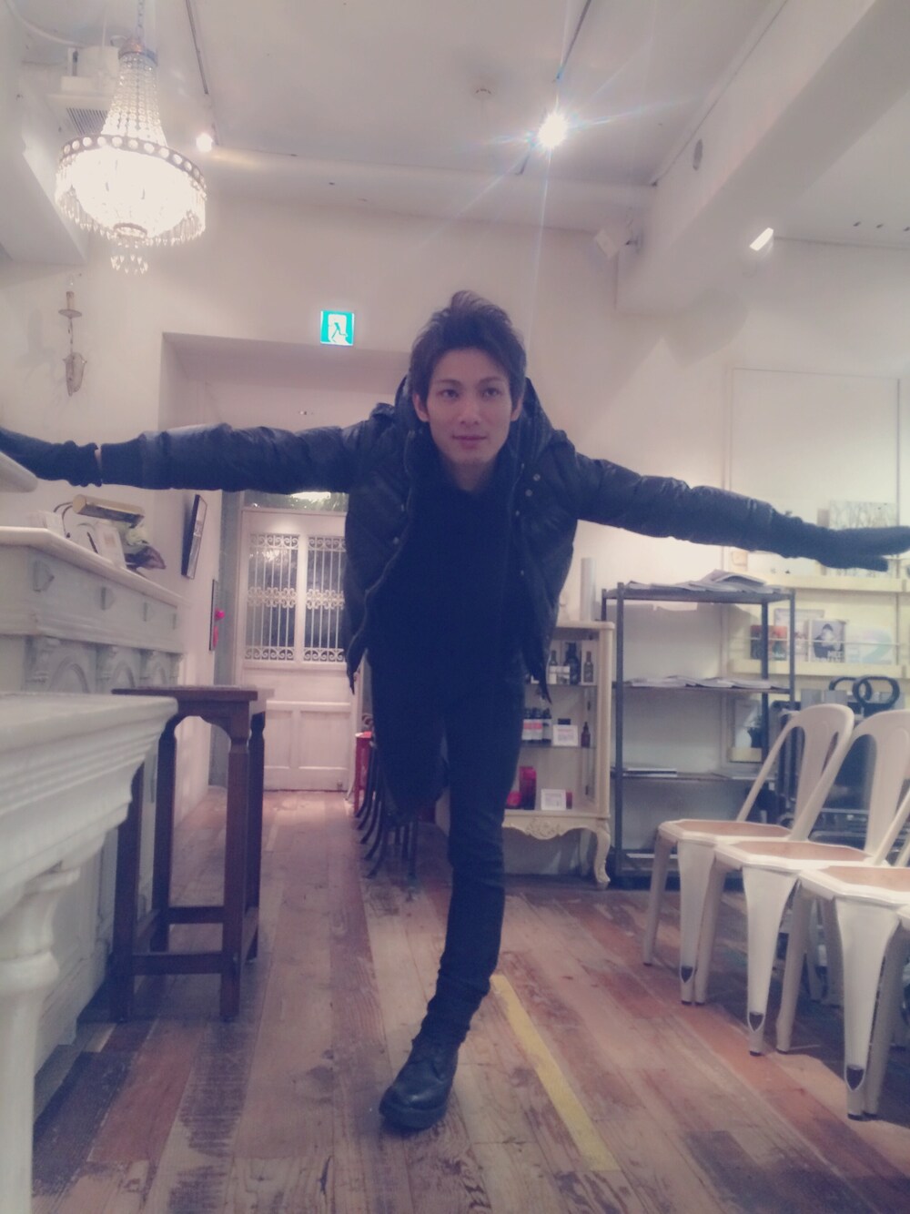 ブラック系のダウンジャケット/コート、ブラック系の手袋を着用したメンズの冬コーディネートの1枚目の写真