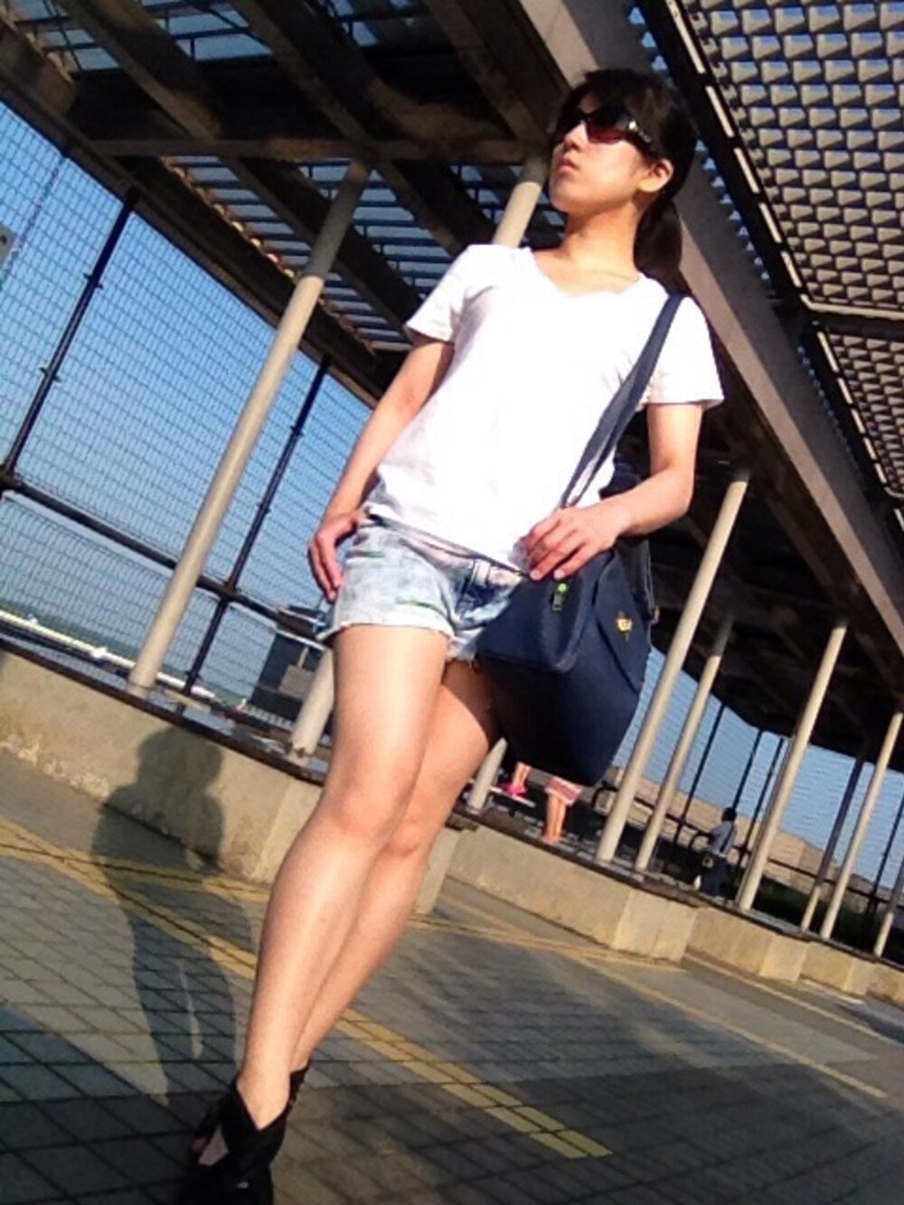 ホワイト系のTシャツ/カットソー、その他のデニムパンツ、ブラウン系のサングラスを着用したレディースの夏コーディネートの1枚目の写真