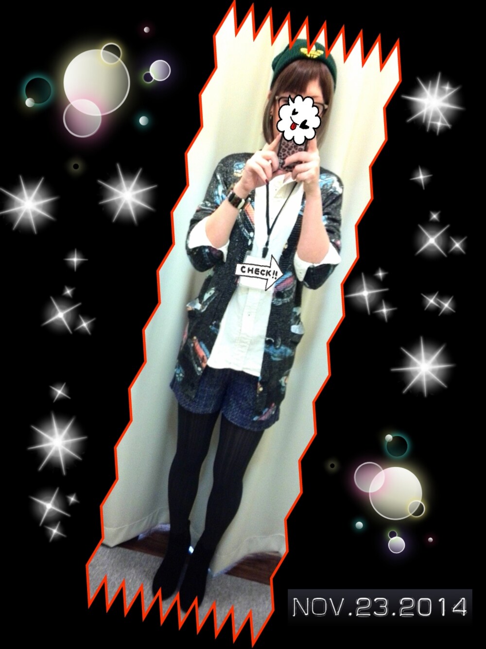 ブラック系のカーディガン/ボレロ、ブルー系のその他パンツを着用したレディースの秋コーディネートの1枚目の写真