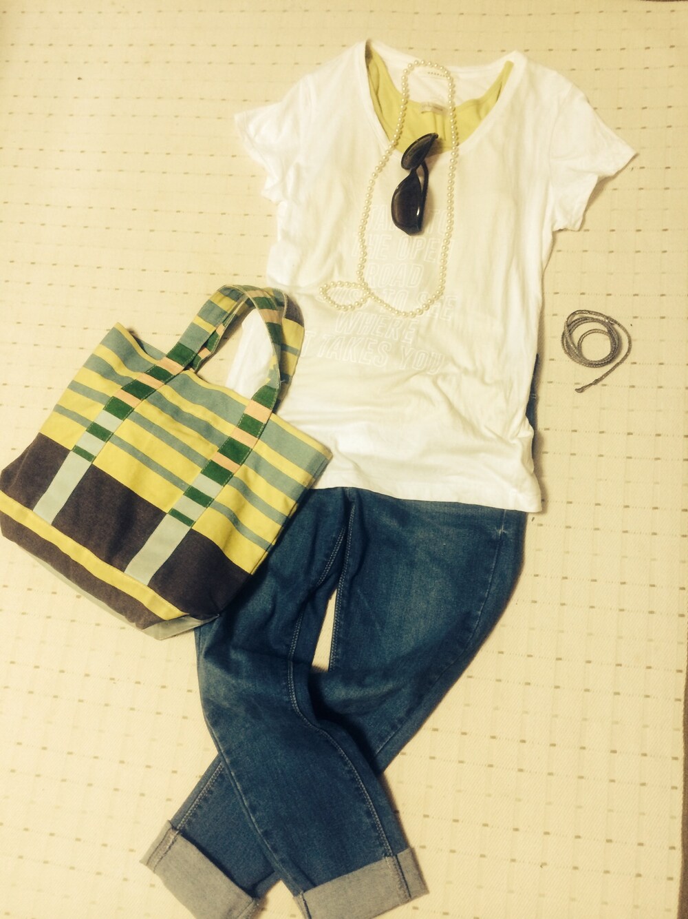 グレー系のブレスレットを着用したレディースの夏コーディネートの1枚目の写真