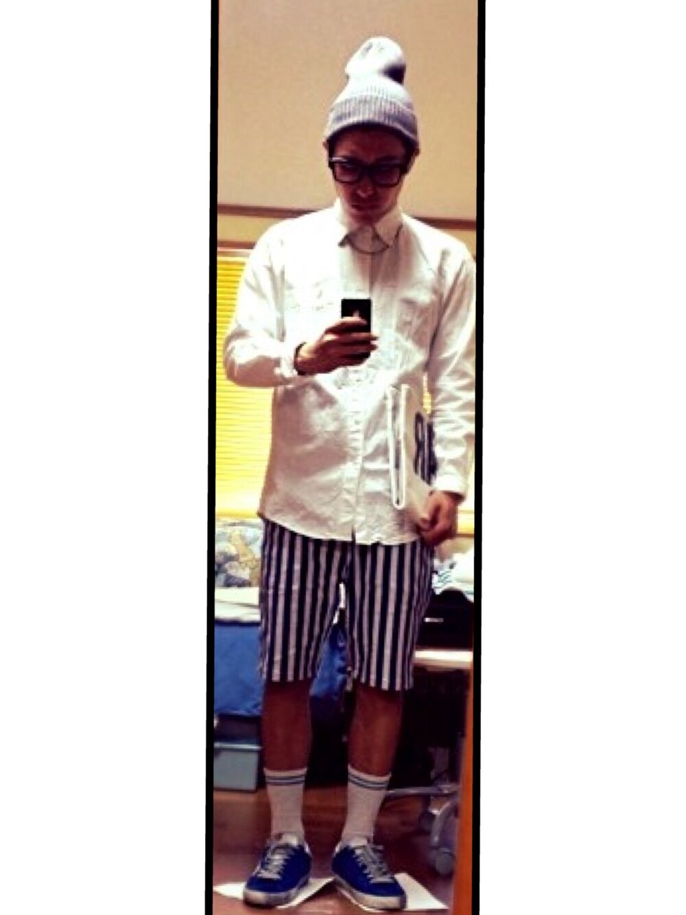 「#ニット、#スニーカー、#メガネ、#ストライプ、＃UNIQLO、#  春、#白シャツ」｜「EDIFICEのRMP EX ソリッドリブワッチキャップ（ニットキャップ/ビーニー、グレー系）」を使った、KE-TO OGAMIさん（メンズ・166cm）の春コーディネートの1枚目の写真