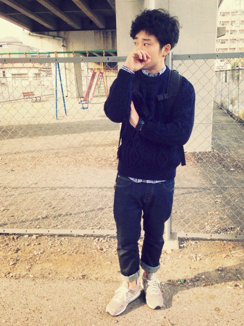 ブルー系のデニムパンツ、グレー系のシューズ、ブルー系のニット/セーターを着用したメンズの秋コーディネートの1枚目の写真