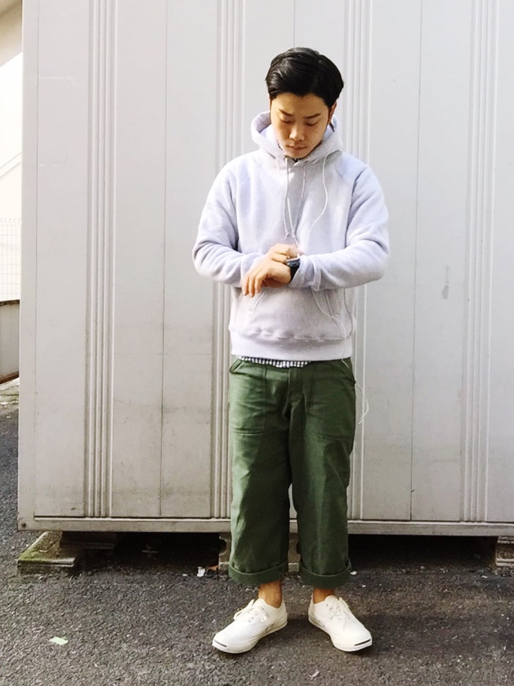 グレー系のパーカー、ブルー系のシャツ/ブラウス、グリーン系のパンツを着用したメンズの秋コーディネートの1枚目の写真