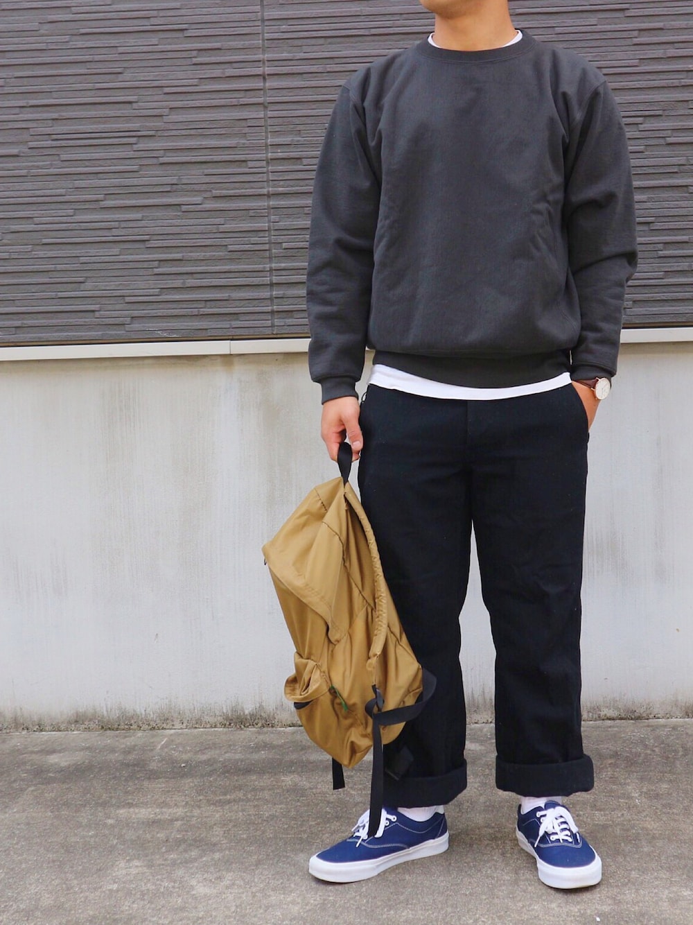 「シンプル、秋、冬、ootd、ゆるコーデ、ビッグシルエット、スウェット、ウールパンツ、バックパック」｜「AURALEEのAURALEE /SUPER MILLED スウェット プルオーバー（スウェット、グレー系）」を使った、jin .さん（メンズ・166cm）の秋コーディネートの1枚目の写真