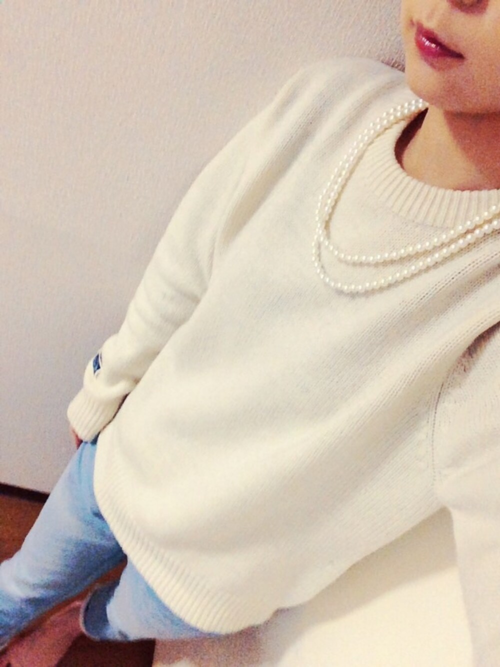 「ホワイトニット、カチューシャ、オーバーサイズ、デニムパンツ、アンクルパンツ、パールネックレス、少し春、ピンクヒール、赤リップ」｜「NOのアイテム（ニット/セーター、ホワイト系）」を使った、つぐさん（レディース・160cm）の冬コーディネートの1枚目の写真
