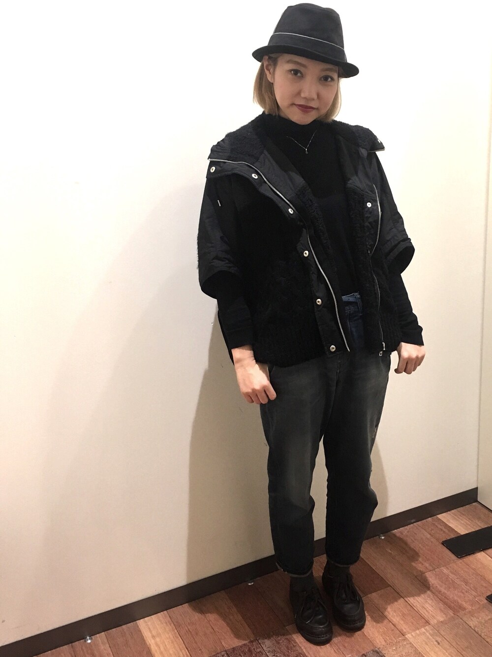 「シンプル、デニム、大人カジュアル、モノトーン、casual、秋コーデ、ポンチョ、パラブーツ、Paraboot、Diesel」｜「DIESELのアイテム（ポンチョ、ブラック系）」を使った、SHIHO_NOIさん（レディース・162cm）の秋コーディネートの1枚目の写真
