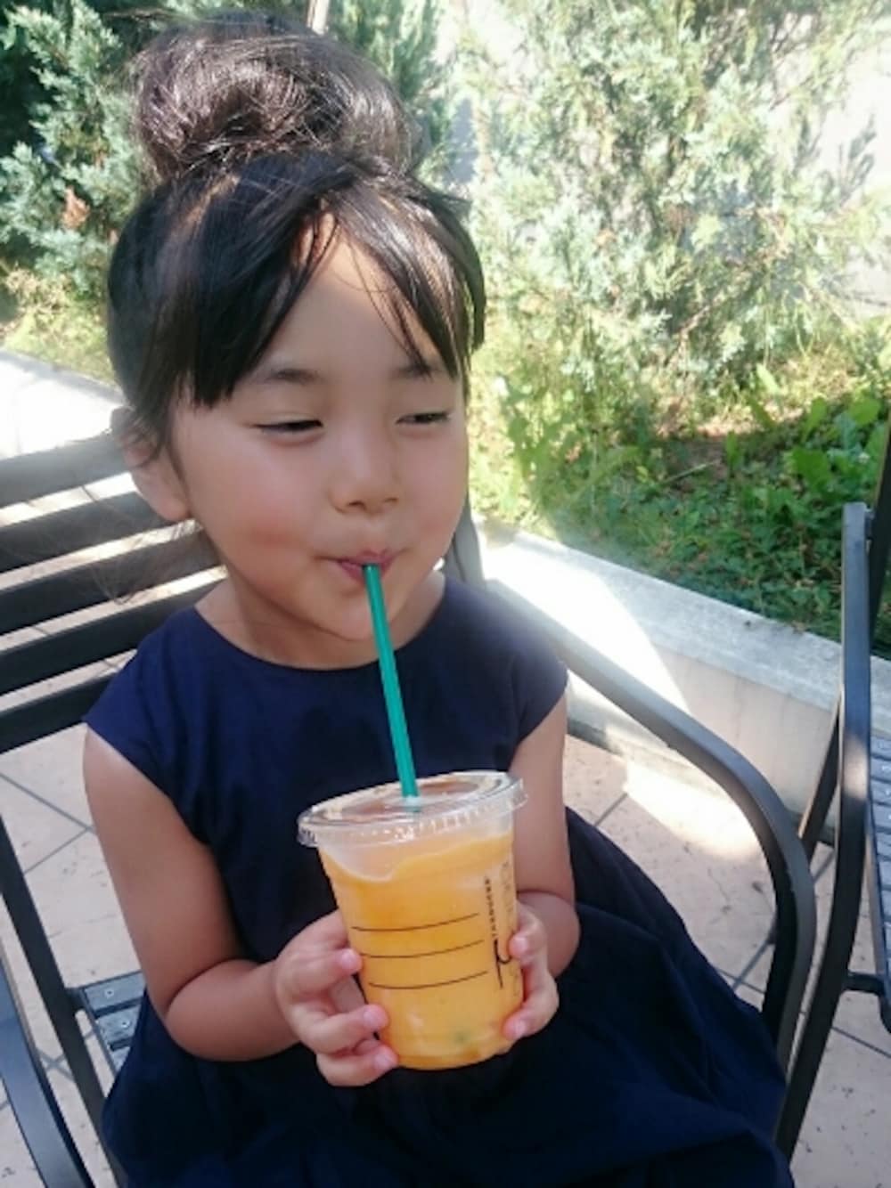 ブルー系のワンピースを着用したキッズの夏コーディネートの1枚目の写真