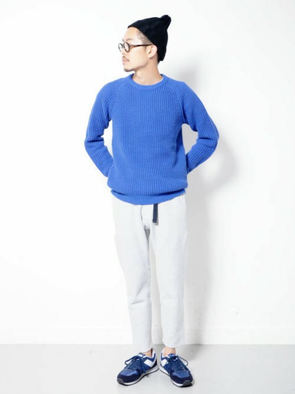 ブルー系のニット/セーター、グレー系のその他パンツを着用したメンズの冬コーディネートの1枚目の写真