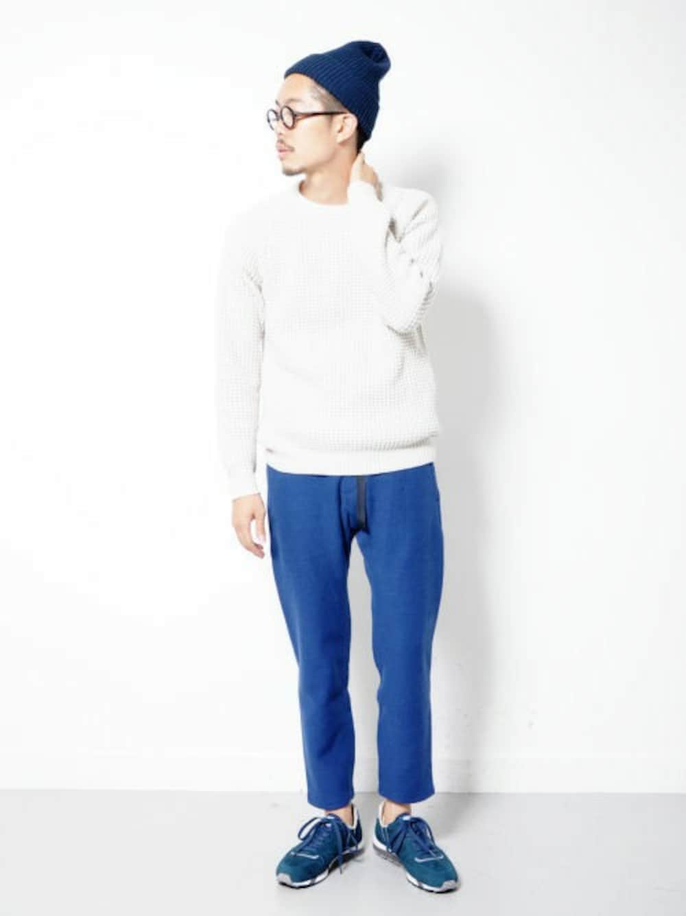 ホワイト系のニット/セーター、ブルー系のその他パンツを着用したメンズの冬コーディネートの1枚目の写真