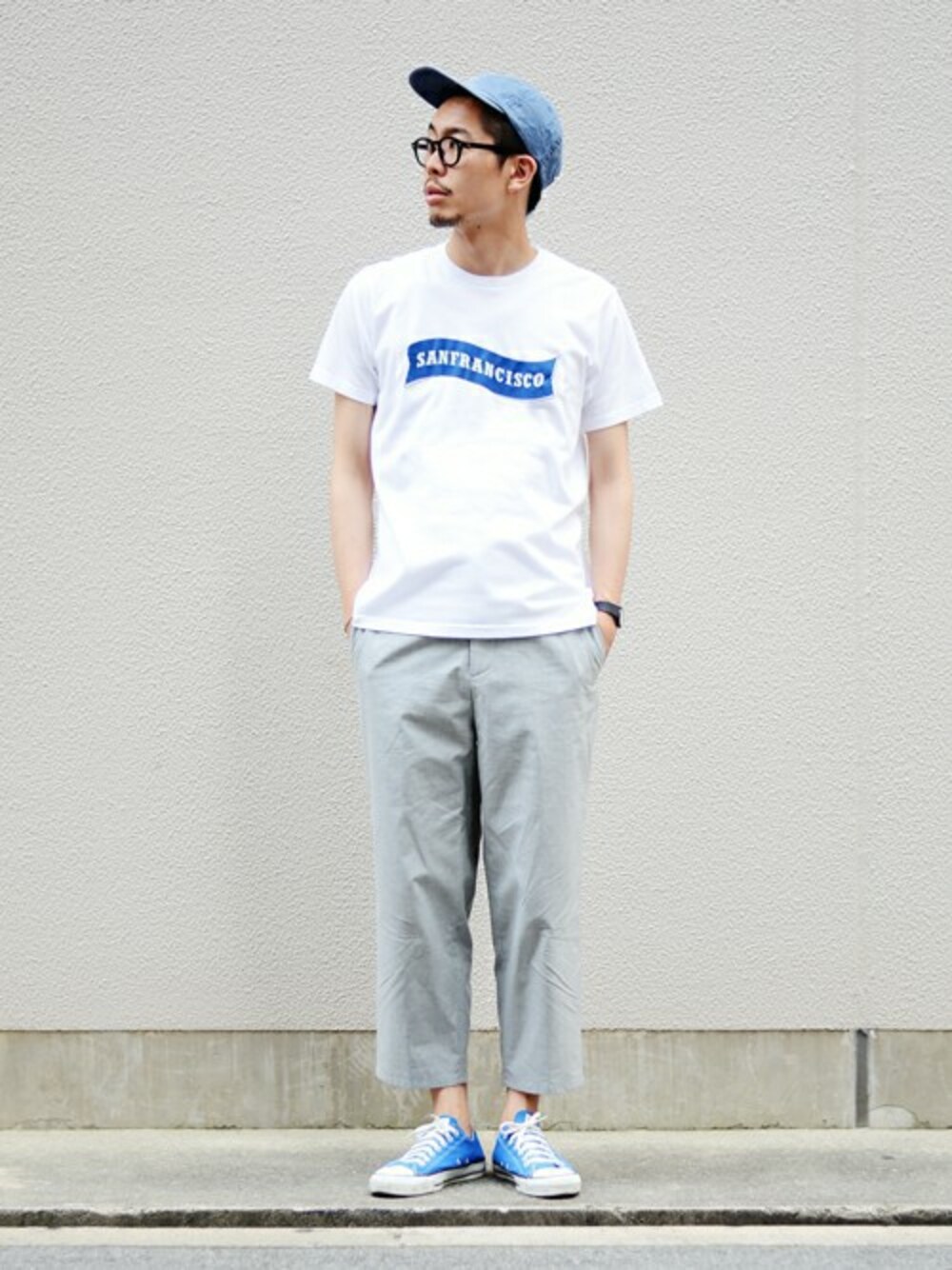 「ロゴT、キャップ、converse、クロップドパンツ、黒縁メガネ、コンバース オールスター、プリントT、サンフランシスコ、sanfrancisco」｜「URBAN RESEARCH DOORS MENSのDOORS SANFRANCISCO Tee（Tシャツ/カットソー、ホワイト系）」を使った、エグチさん（メンズ・175cm）の夏コーディネートの1枚目の写真