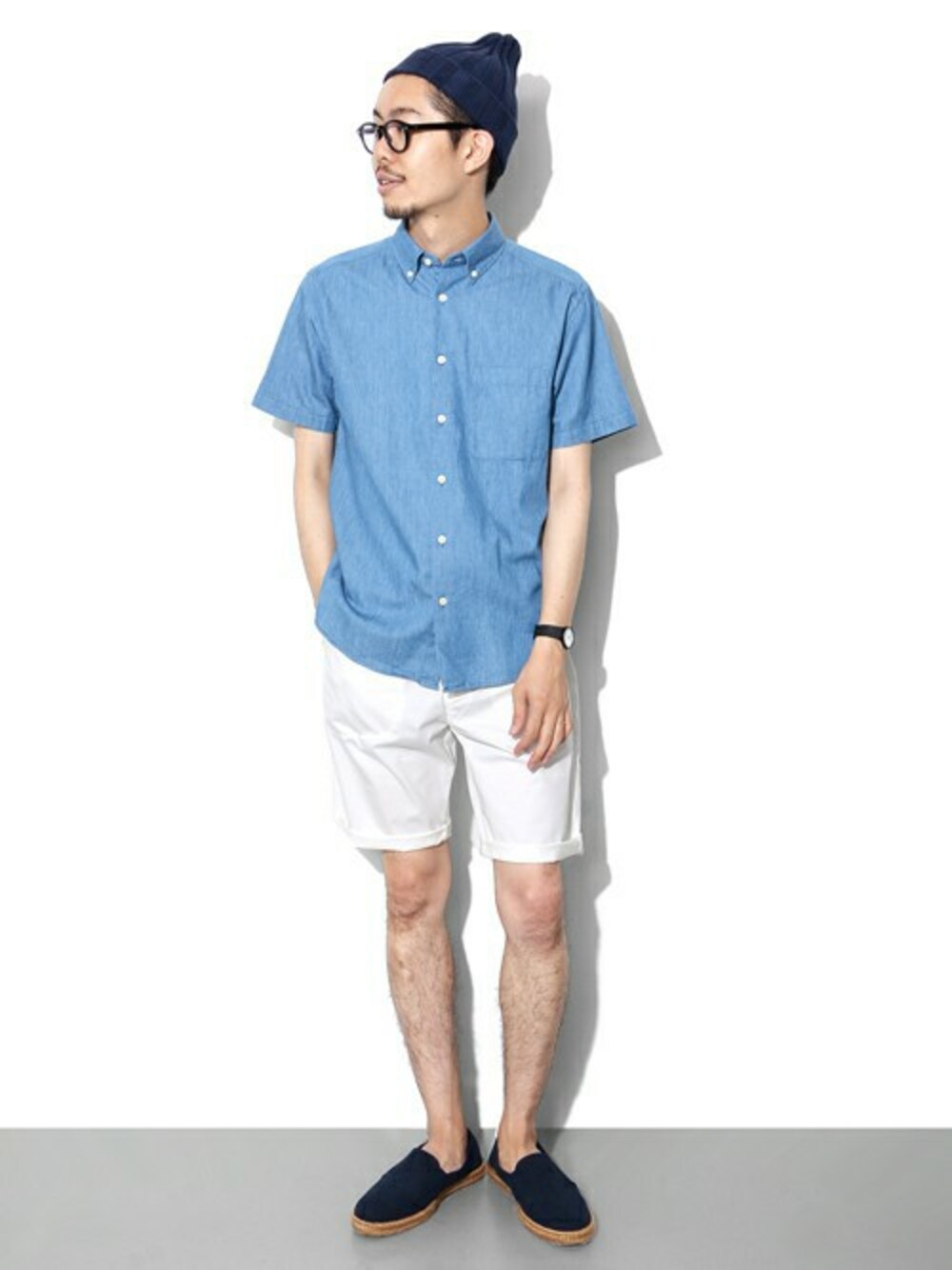 「ショートパンツ、スリッポン、ショーツ、黒縁メガネ、ホワイトパンツ、リゾートスタイル、エスパドリーユ、膝上ショーツ」｜「URBAN RESEARCH DOORS MENSのDOORS メッシュスリッポン（スニーカー、ブルー系）」を使った、エグチさん（メンズ・175cm）の夏コーディネートの1枚目の写真
