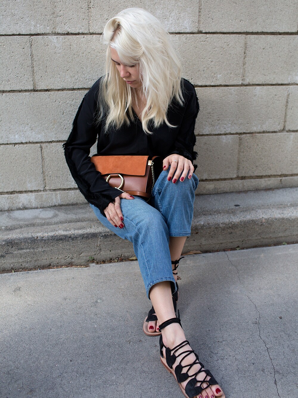 ブラック系のシャツ/ブラウス、ブラック系のサンダルを着用したレディースの春コーディネートの1枚目の写真