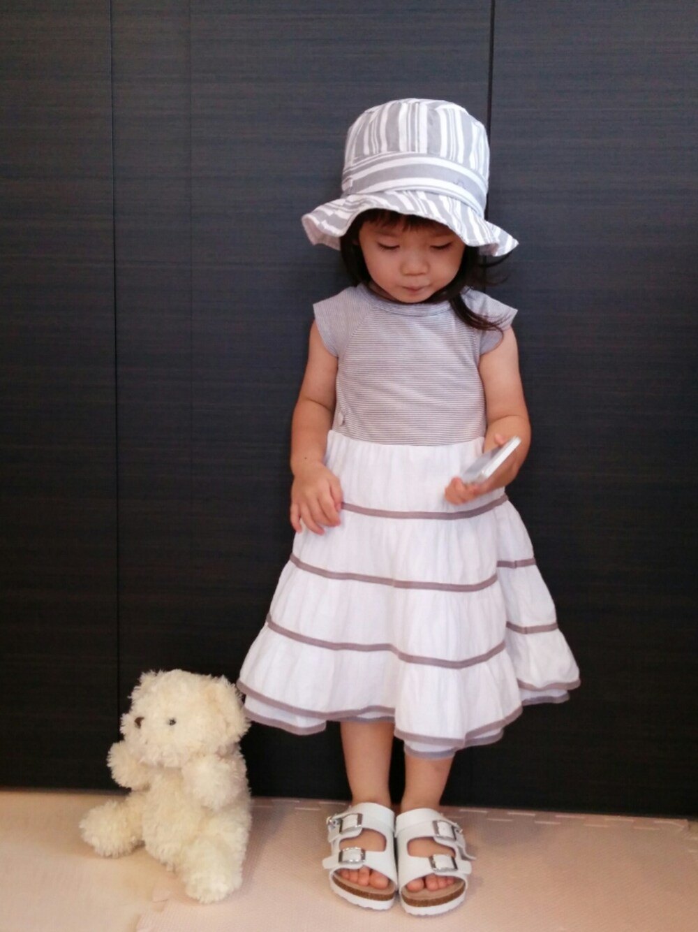 「インポートのアイテム（ワンピース、グレー系）」を使った、moomaaさん（キッズ・80cm）の夏コーディネートの1枚目の写真