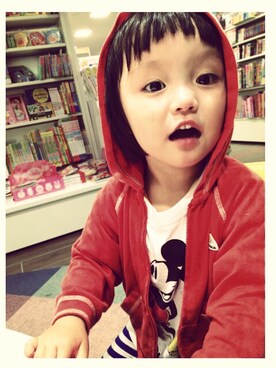 「UNIQLO（ユニクロ）のアイテム（Tシャツ/カットソー、ホワイト系）」を使った、kikoさん（キッズ）の春コーディネート