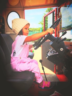 「OSHKOSH（オシュコシュ）のアイテム（サロペット/オーバーオール、ピンク系）」を使った、kikoさん（キッズ）の秋コーディネート