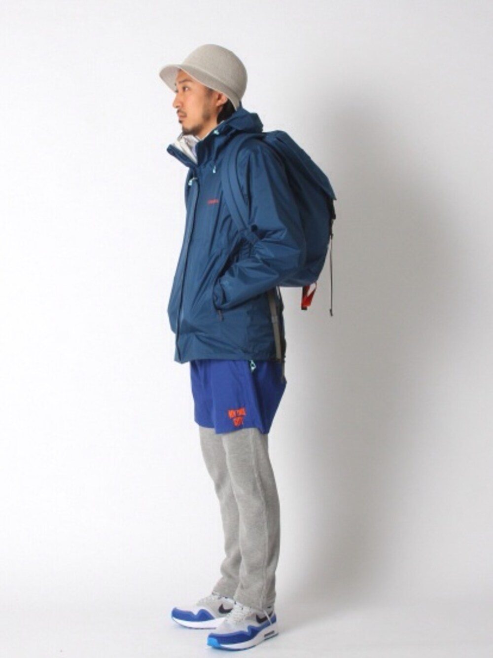 「BEAMS、patagonia、旅行」｜「BEAMSのINFIELDER DESIGN / BM HAT（ハット、グレー系）」を使った、佐藤嘉紀さん（メンズ・174cm）の春コーディネートの1枚目の写真