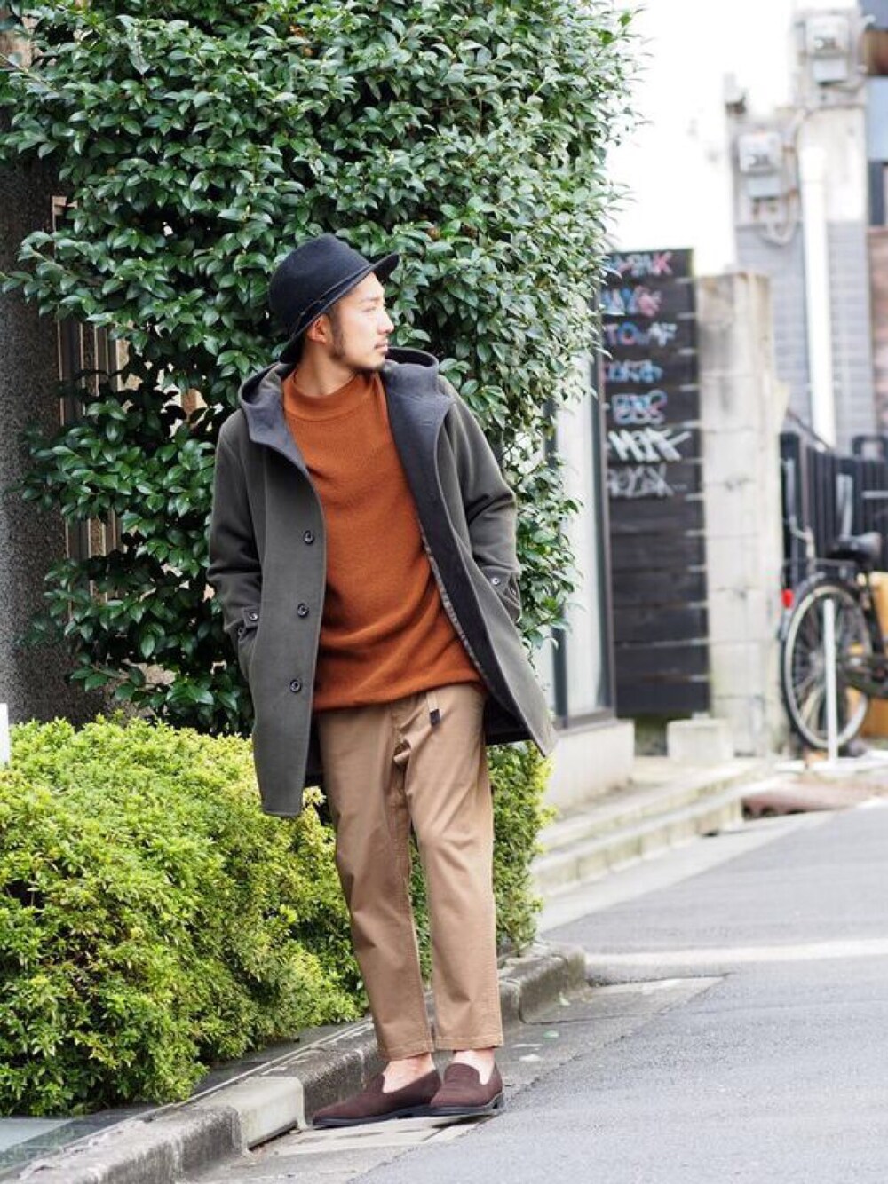 「BEAMS、BMINGLIFESTOREbyBEAMS、bmingbybeams、メルトン、グラミチ、スリッポン、秋のコーデ、シンプルコーデ、大人カジュアル、フードコート」｜「B:MING by BEAMSのビーミング by ビームス/ サーマルドロップショルダーモックネックニット（ニット/セーター、ブラウン系）」を使った、佐藤嘉紀さん（メンズ・174cm）の秋コーディネートの1枚目の写真
