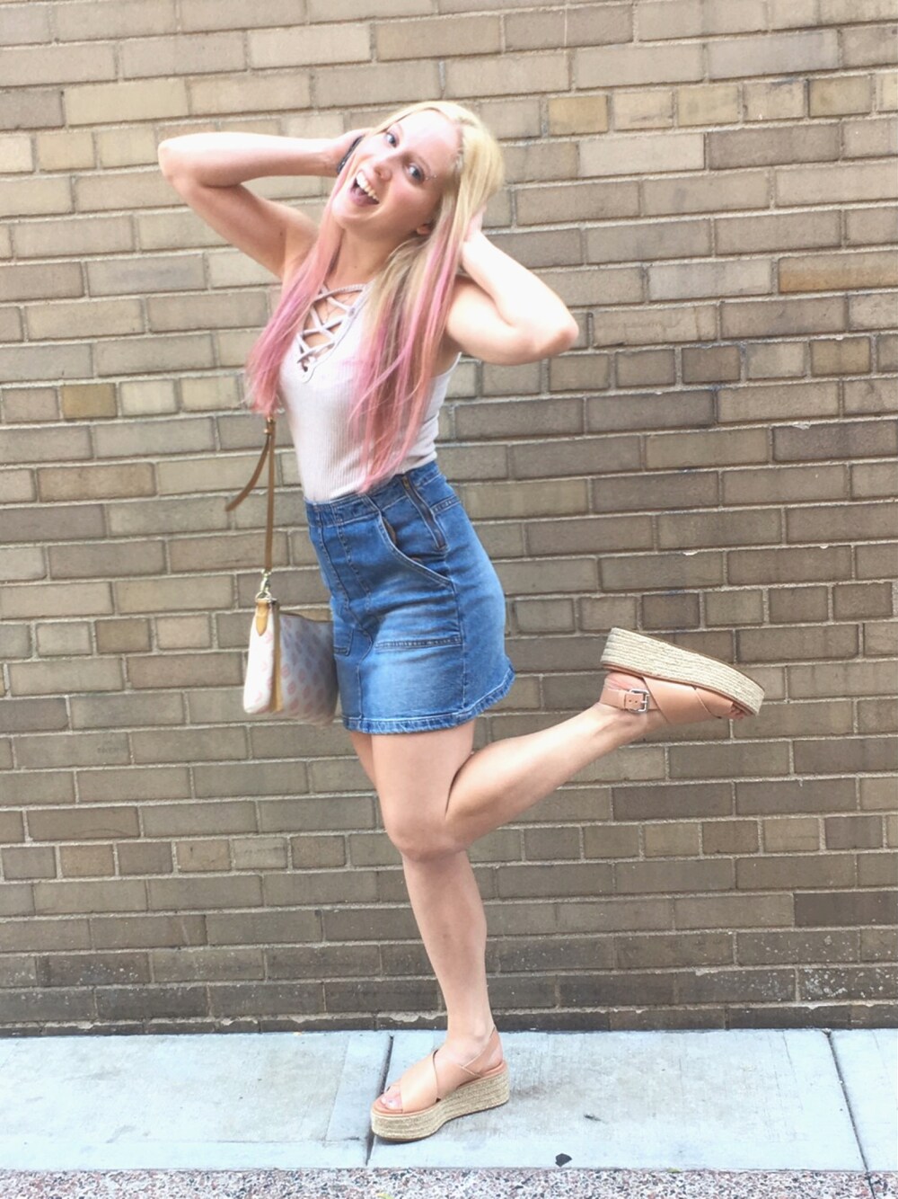 「ootd、denim、casual」｜「American Eagleのアイテム（デニムスカート、ブルー系）」を使った、Shauna Jacobsさん（レディース・157cm）の夏コーディネートの1枚目の写真