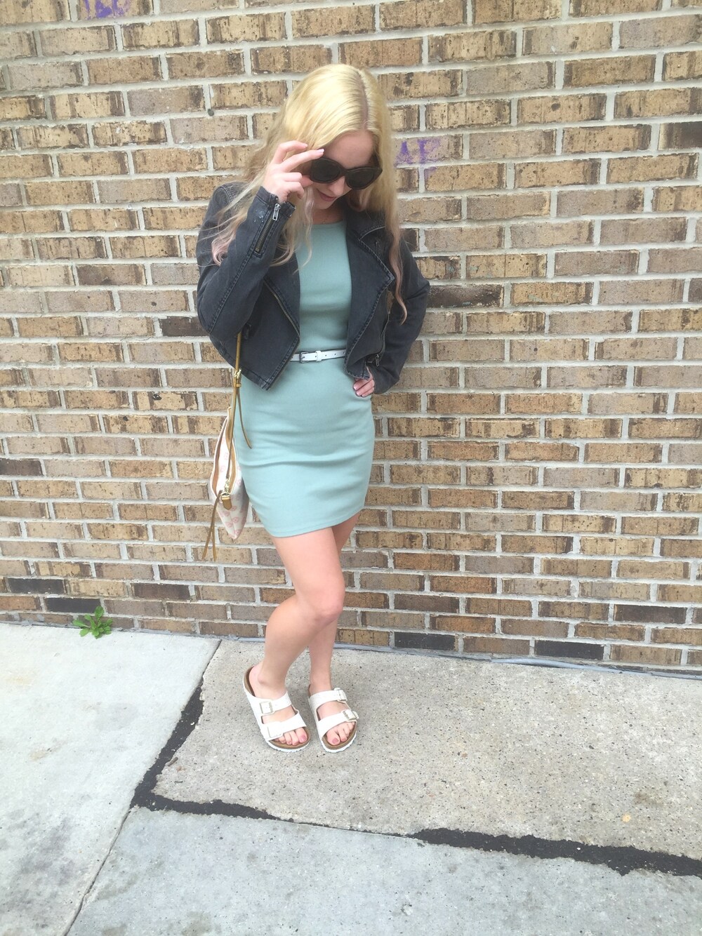 「street、ootd、summer、green、MOTO、birkenstock」｜「pitayaのアイテム（ワンピース、グリーン系）」を使った、Shauna Jacobsさん（レディース・157cm）の夏コーディネートの1枚目の写真