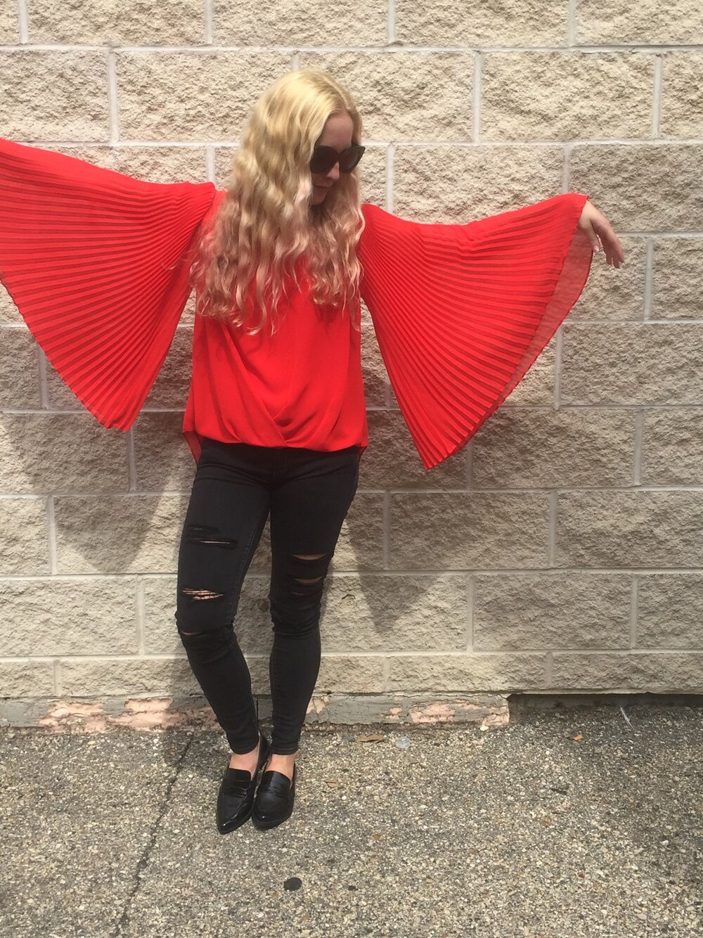 「longandflowy_TBrand、ootd、bright、red」｜「VINCE CAMUTOのアイテム（シャツ/ブラウス、レッド系）」を使った、Shauna Jacobsさん（レディース・157cm）の夏コーディネートの1枚目の写真