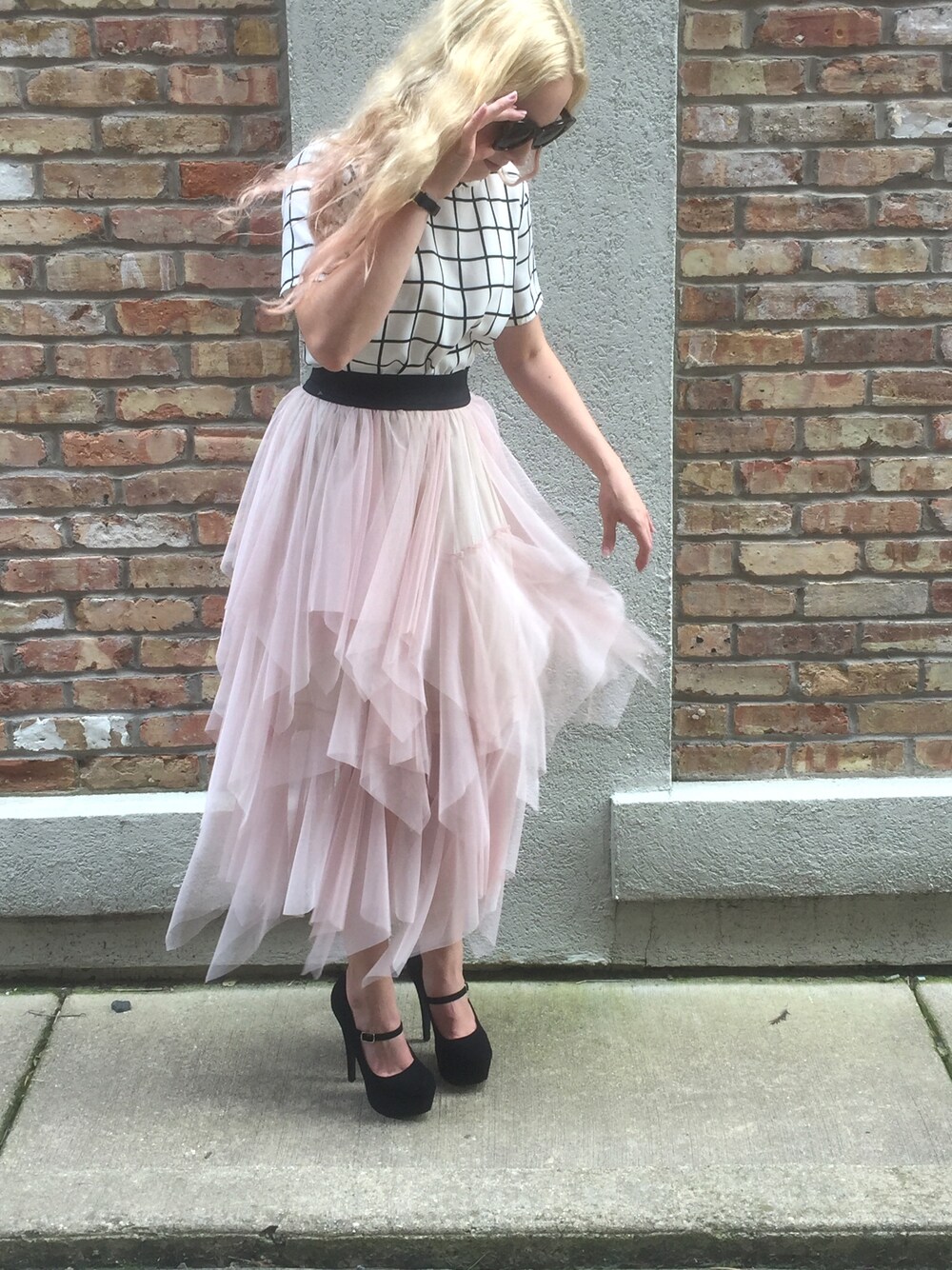 「dinnerdate_vogue、tulle、ootd、outfit、black and white、summer、streetstyle」｜「FREE PEOPLEのアイテム（スカート、ピンク系）」を使った、Shauna Jacobsさん（レディース・157cm）の秋コーディネートの1枚目の写真