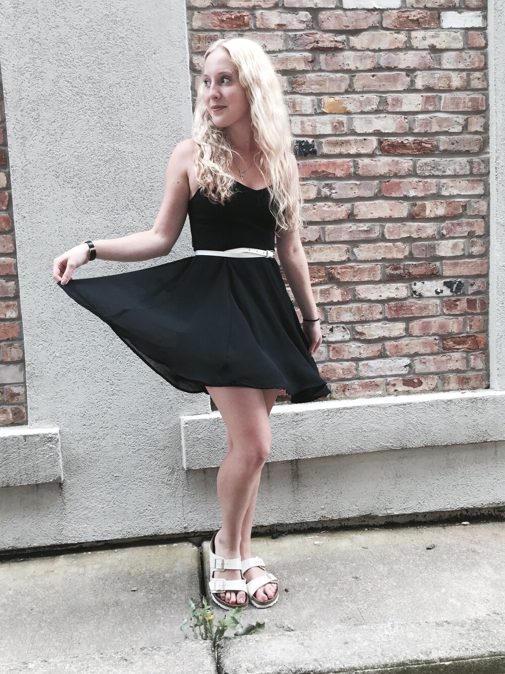 「R29UnBasicBasics、ootd、outfit、summer、casual」｜「American Eagleのアイテム（ワンピース、ブラック系）」を使った、Shauna Jacobsさん（レディース・157cm）の秋コーディネートの1枚目の写真