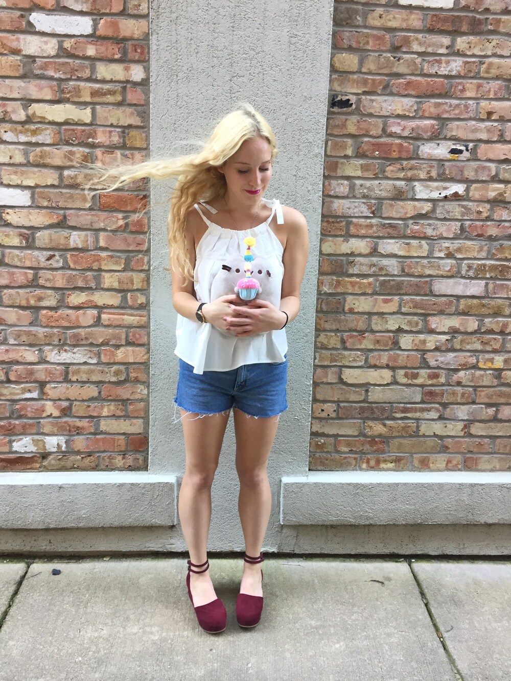 「toocoolforschool_teenvogue、ootd、denim、summer、outfit」｜「Anthropologieのアイテム（キャミソール、ホワイト系）」を使った、Shauna Jacobsさん（レディース・157cm）の秋コーディネートの1枚目の写真