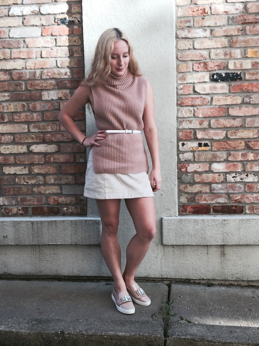 「Suede_TBrand、ootd、outfit、casual、streetstyle、summer」｜「UNIQLOのアイテム（ニット/セーター、ピンク系）」を使った、Shauna Jacobsさん（レディース・157cm）の秋コーディネートの1枚目の写真